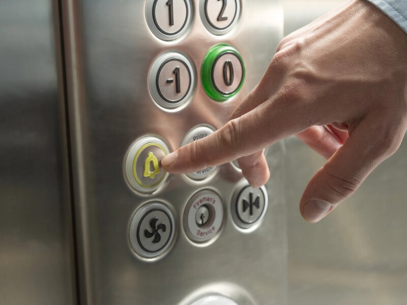 Что делать, если застряли в лифте, когда внезапно отключили свет. Советы от разработчиков оборудования