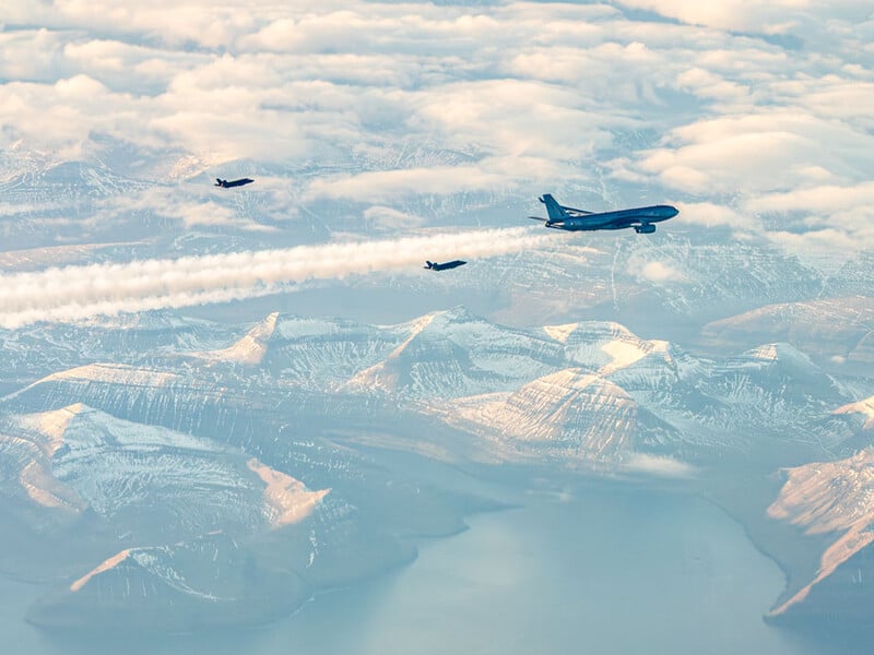 Истребители Дании отработали учебную миссию над Гренландией. Фото, видео