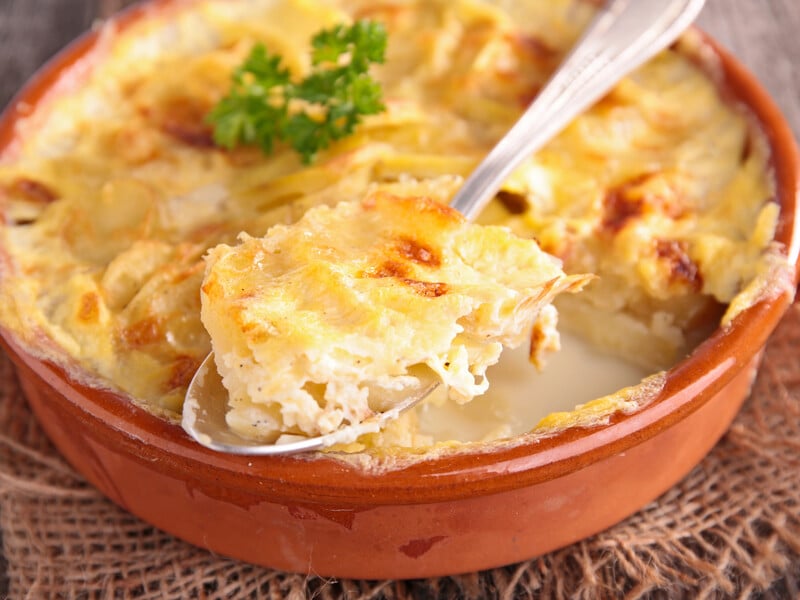 Это самый вкусный рецепт запеченного картофеля. Секрет нежного вкуса и божественного аромата – в соусе