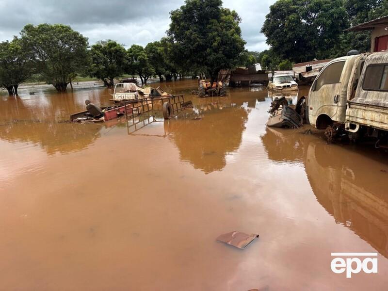 Південь Африки затопило, армія евакуює людей із дахів і дерев