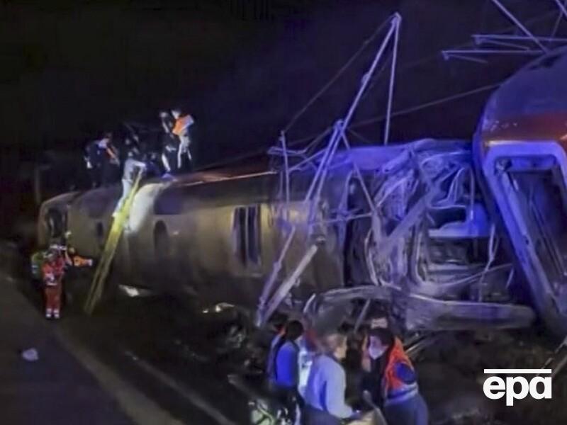 "Число жертв подтвердить невозможно". В Испании сошли с рельсов поезда, погибли и ранены десятки человек