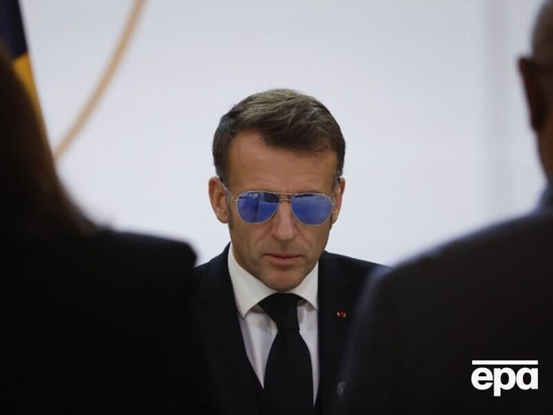 "Доведеться терпіти". Макрон через проблеми з оком тепер носитиме сонцезахисні окуляри. Відео
