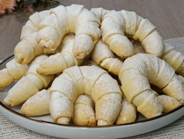 Приготовьте к чаю нежные и вкусные рогалики.. Рецепт песочного теста из простых продуктов