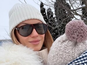 У яскравій шубі й без шапки. Нікітюк показала, як гуляє взимку з маленьким сином