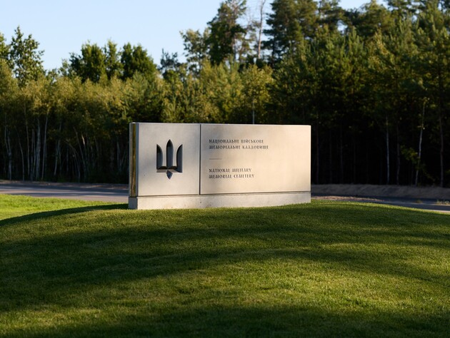 Меморіальне кладовище прокоментувало бронювання скандального політтехнолога Петрова