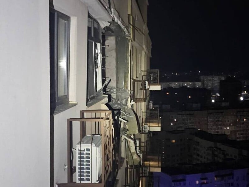 Дрон РФ влучив у багатоповерхівку в Одеському районі. В області пошкоджено критичну інфраструктуру