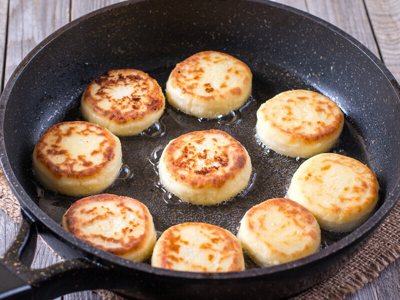 Завдяки цьому сирники гарантовано набудуть ніжного смаку й аромату. Дуже простий рецепт