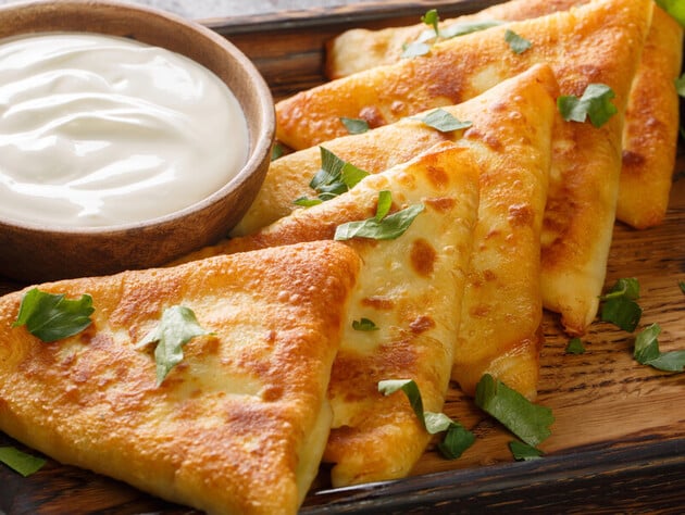 Загорніть у млинці цю начинку, обсмажте – і отримаєте неймовірні бендерики. Класичний рецепт