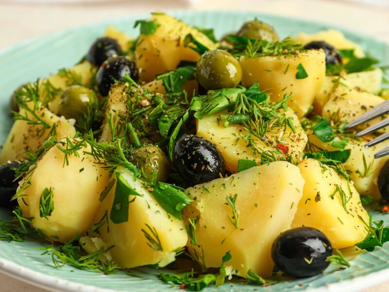 Додайте це до картоплі – й отримаєте оригінальний смачний салат. Рецепт страви за кілька хвилин 