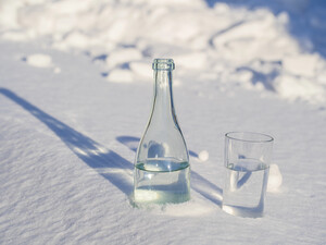 Укрепляет иммунитет и очищает организм от шлаков. Чем полезна талая из снега вода и как ее употреблять