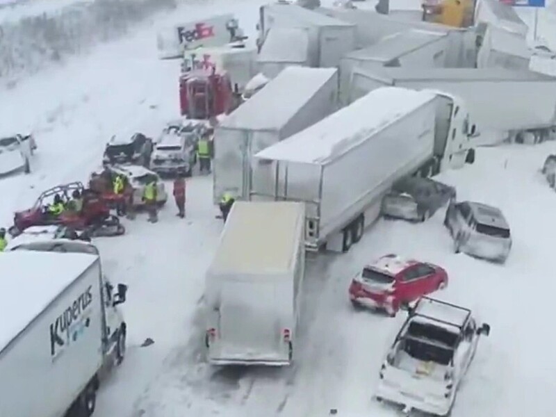 У США через снігопад зіткнулося понад 100 автомобілів. Відео
