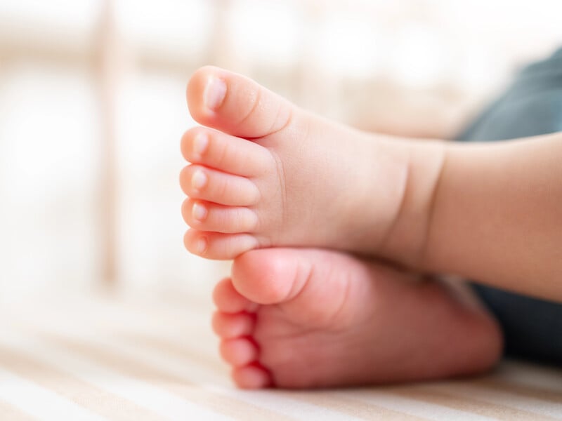 Спали в шкафах, коридорах и туалетах. В Иерусалиме в нелегальных яслях погибли дети. Видео