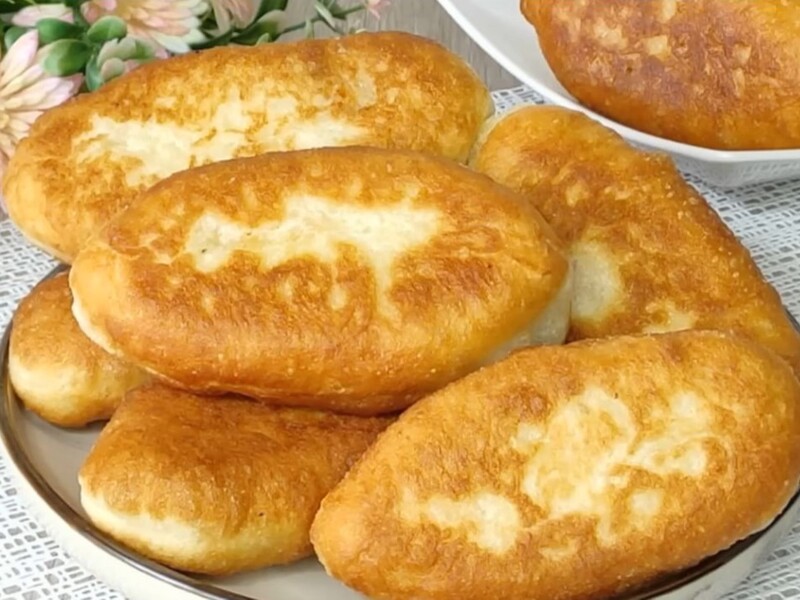 Нажарьте мягких и пышных пирожков из этого теста – и аромат будет невероятный. Рецепт