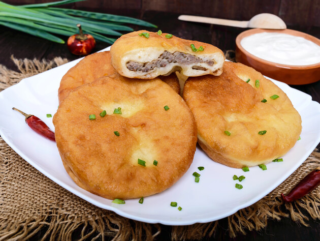 Змішайте воду з цим – і отримаєте універсальне тісто для біляшів, пиріжків й іншої здоби. Рецепт