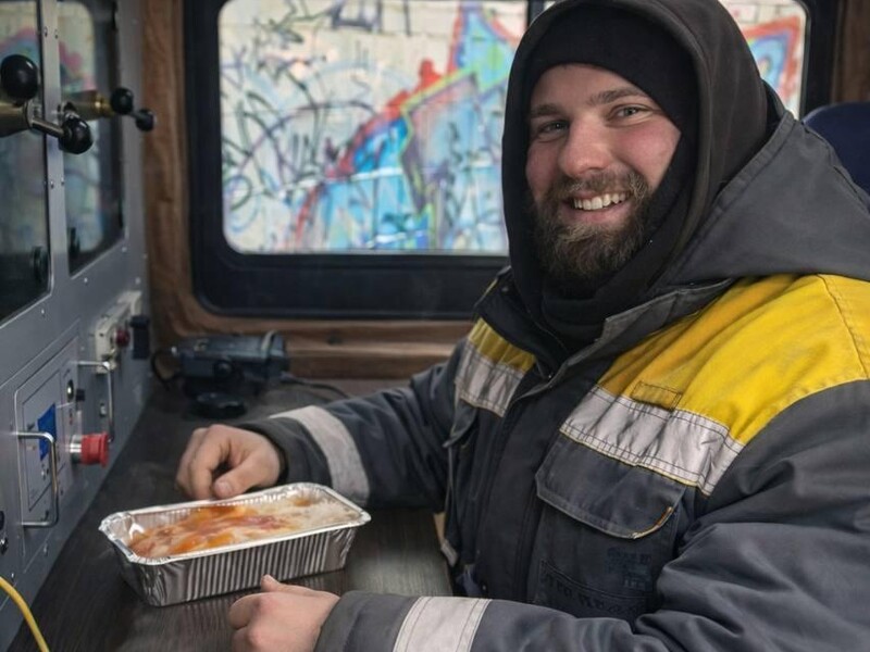 "За пів години не відчуваєш рук і ніг". Енергетики ДТЕК розповіли про ремонти в морози