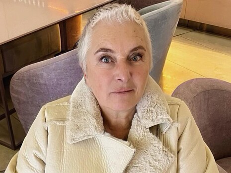 Коли падають негоди, малі у найтеплішому домі клану кубляться на печі і слухають про голодний рік