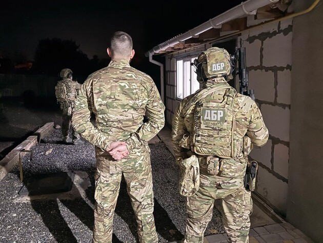 В Україні судитимуть заступника комбата. За даними ДБР, він знущався з підлеглих і катував їх