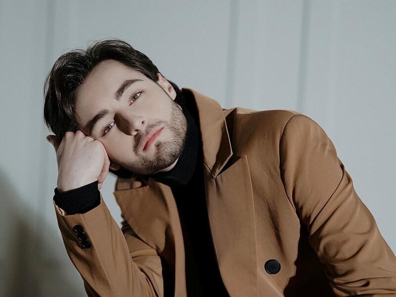 Khayat: Удома в мене нестерпно холодно. Я гріюся в обіймах самого себе, під двома ковдрами й ліжником