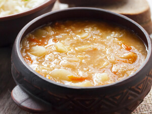 Капустняк по этому рецепту гарантированно получится наваристым и вкусным. Быстрый вариант приготовления