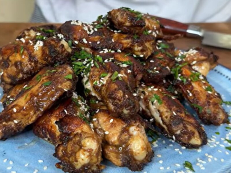 Оставьте куриные крылышки в этом маринаде – и они получатся нежные и ароматные. Проверенный рецепт