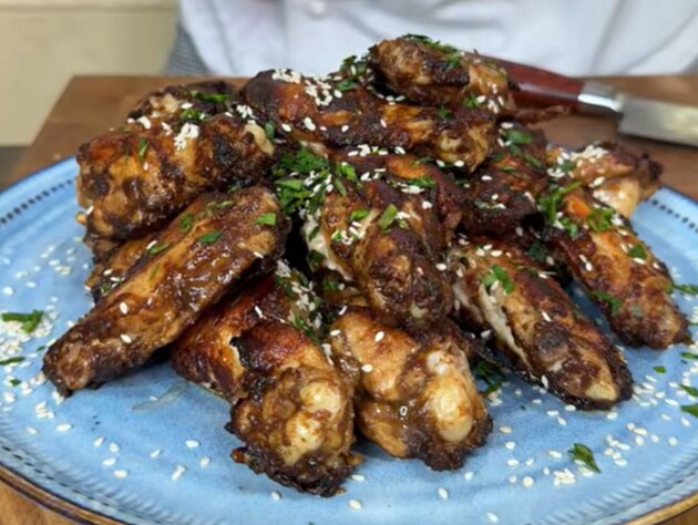 Оставьте куриные крылышки в этом маринаде – и они получатся нежные и ароматные. Проверенный рецепт