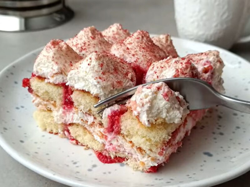 Этот божественный десерт с невероятно вкусным кремом готовится очень быстро без миксера и духовки. Рецепт