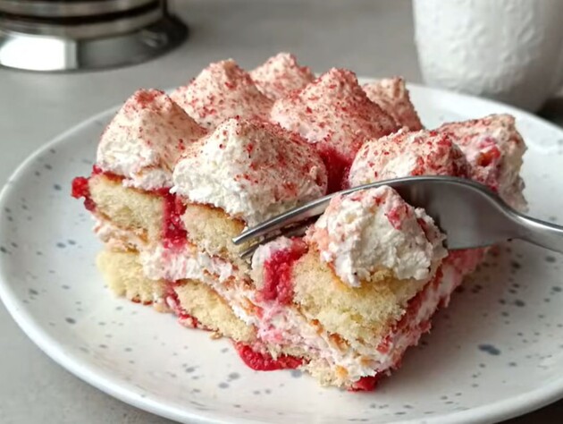 Этот божественный десерт с невероятно вкусным кремом готовится очень быстро без миксера и духовки. Рецепт