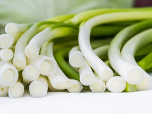 Луковые перья станут более мягкими, толстыми и блестящими. Полейте этим лук, который выращиваете дома