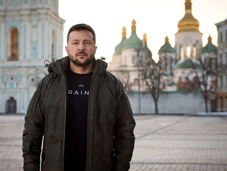 "Родная земля не заканчивается своим двором". Зеленский обратился к украинцам