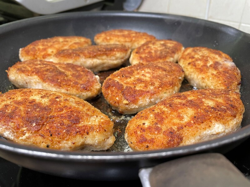 Куриные котлеты по этому рецепту получаются сочные и нежные. Восхитительный секрет – в фарше