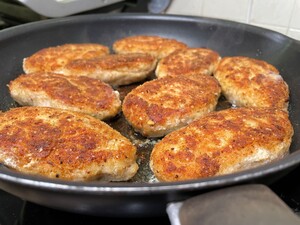 Куриные котлеты по этому рецепту получаются сочные и нежные. Восхитительный секрет – в фарше