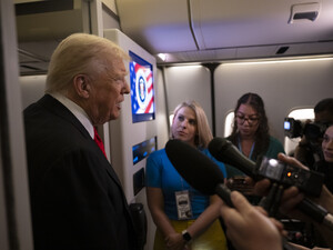 Трамп прокомментировал огромный синяк на руке, на который обратили внимание СМИ