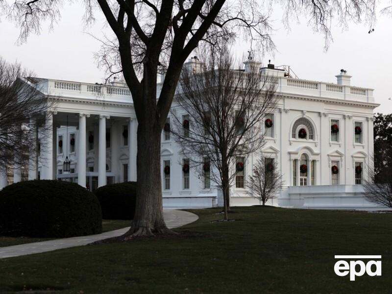 Білий дім виклав фото затриманої протестувальниці, яке ШІ змінив ніби вона плаче, і обіцяє "більше мемів"