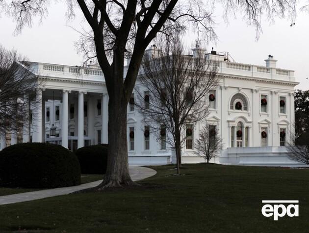 Белый дом выложил фото задержанной протестующей, измененное ИИ, будто она плачет, и обещает 