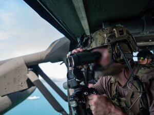 США сообщили об ударе по судну с наркоторговцами в Тихом океане, из троих выжил один. Видео