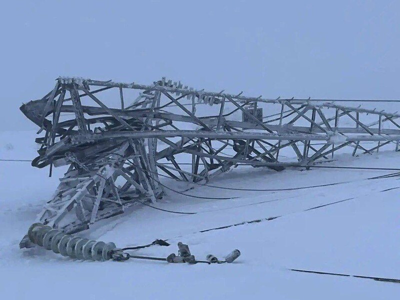 В России обрушились пять опор ЛЭП, из-за отключений корабли Северного флота перевели в особый режим