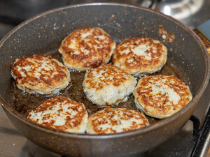 Просто добавьте это в фарш – и котлеты получатся как никогда сочными. Оригинальный рецепт