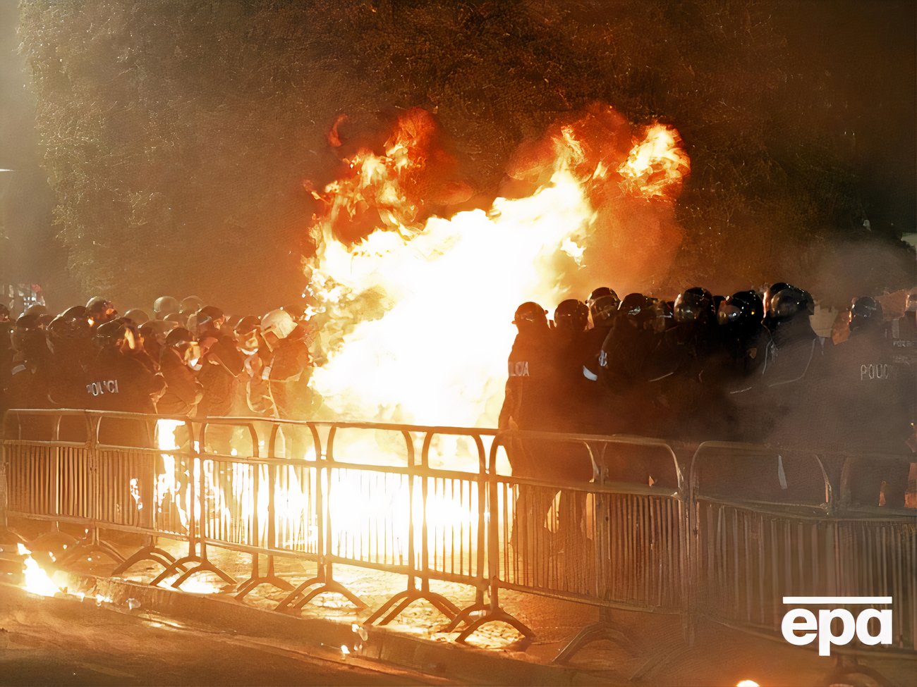 В Албании протесты переросли в столкновения с полицией. Фоторепортаж