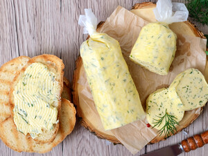 Смешайте с этим селедку, плавленый сыр – и получите самую вкусную намазку за несколько минут. Рецепт