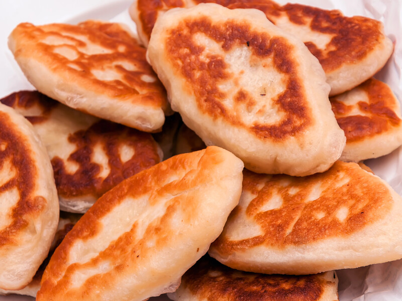 Зробіть це швидке тісто – і смажені пиріжки вийдуть дуже пухкими. Рецепт без зайвого клопоту