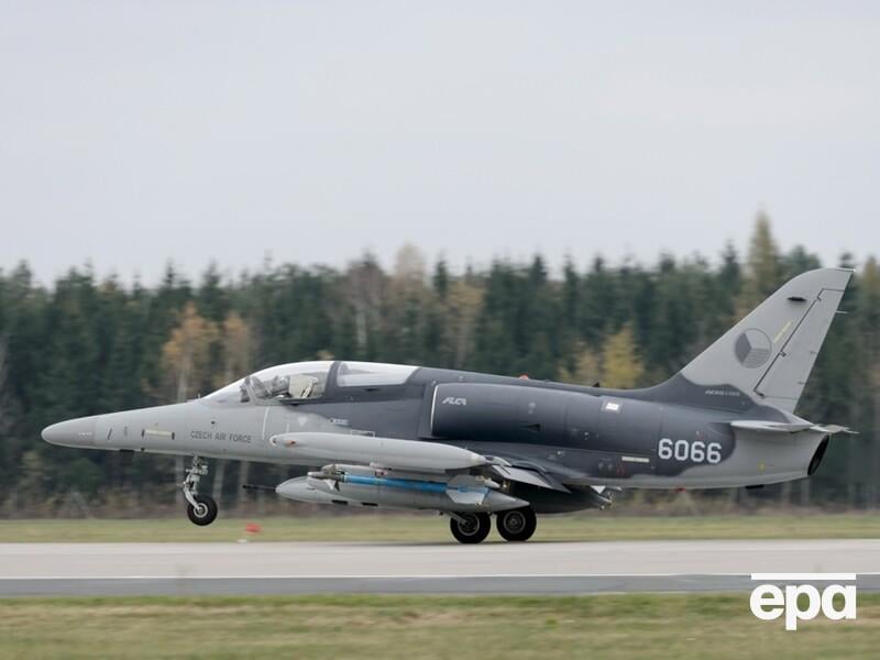 Бабиш заявил, что поставок самолетов в Украину из Чехии "нет и не будет"