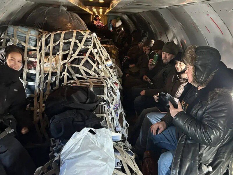 У РФ пасажирів цивільного рейсу перевозили вантажним літаком поруч із багажем. Вони поскаржилися