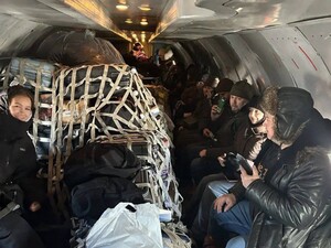 У РФ пасажирів цивільного рейсу перевозили вантажним літаком поруч із багажем