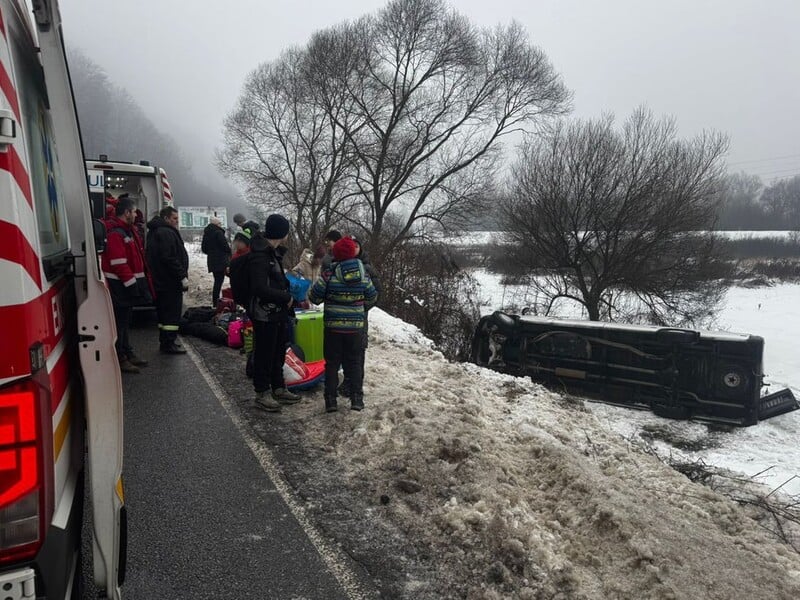 На Закарпатье автобус с детьми упал в воду. Фото
