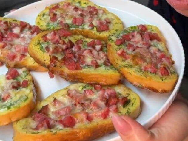 Щоб отримати найсмачніші і найсоковитіші гарячі бутерброди – покладіть на хліб цю начинку