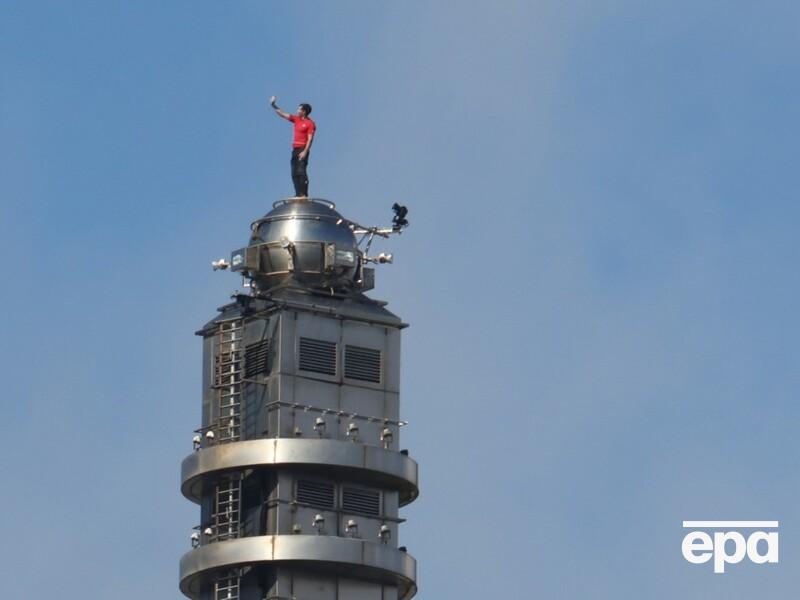 "Круто". Американский альпинист без страховки поднялся на здание высотой полкилометра. Видео