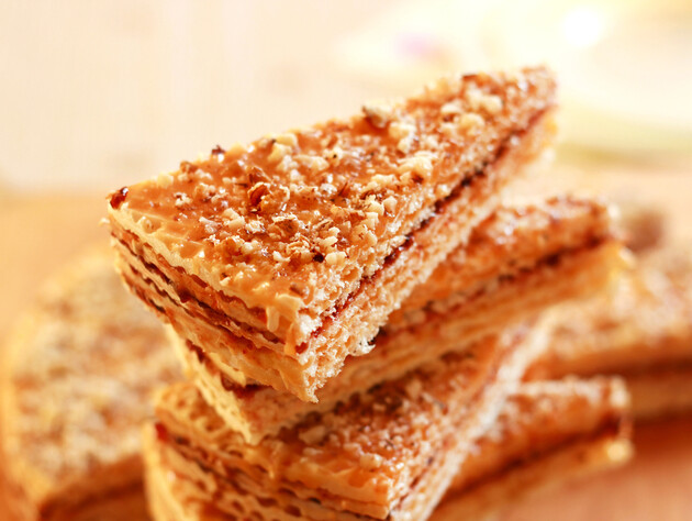 Змішайте це з тертими крабовими паличками й намажте на вафлі. Смачний і позивний торт без випікання