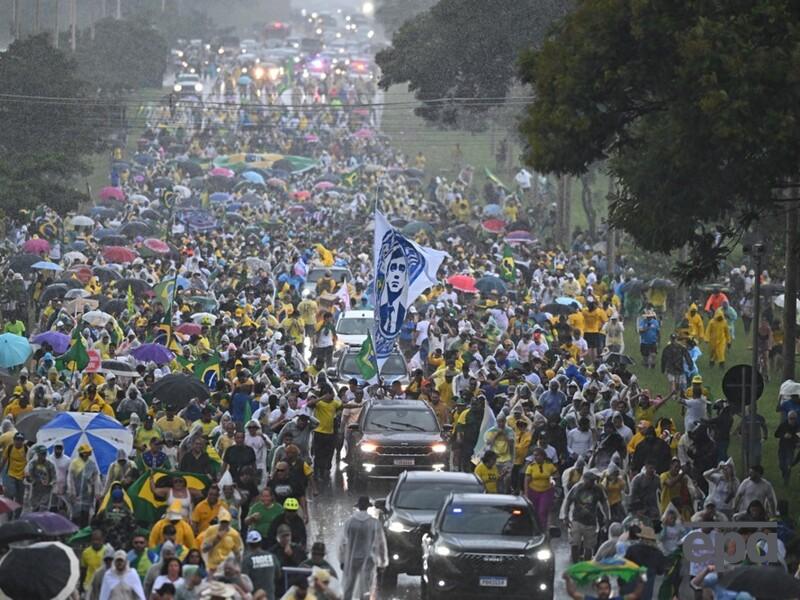 Блискавка вдарила біля натовпу у Бразилії. Постраждало щонайменше 72 людини