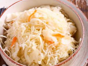 Заквасьте капусту по-новому – і не пошкодуєте. Секрет дивовижного посмаку – у медовому маринаді