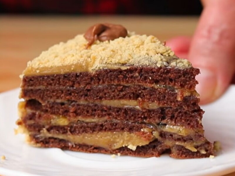 Рецепт ніжного торта, який можна легко приготувати без світла. Секрет пухких коржів – у кришці з рушником